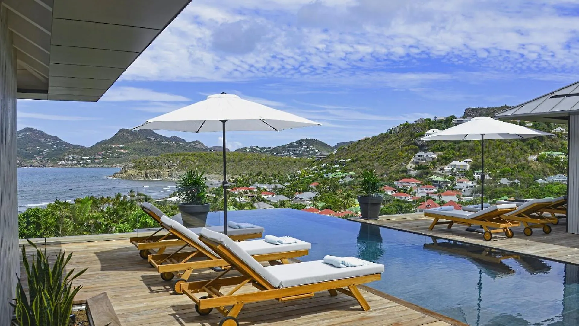 Magnificent Villa Infront Of The Bay And Hills contacts